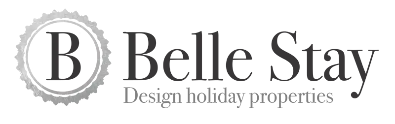 Der BelleStay-Schriftzug erscheint in Grau auf kräftig pinkem Hintergrund mit reduziertem, modernem Logo-Design.
